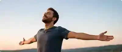 مرد میانسال در فضای آرام و طبیعی؛ نمادی از بازیابی ذهنی و کاهش فشار روزمره